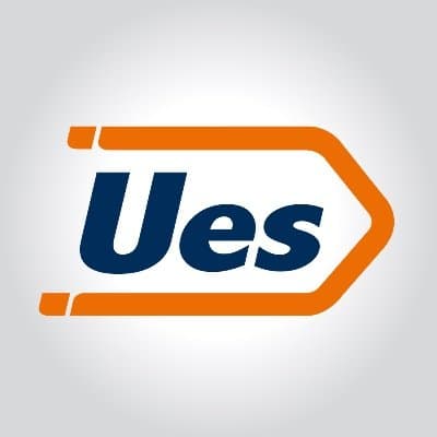 Logotipo de Ues en azul oscuro enmarcado por una flecha naranja sobre fondo degradado.