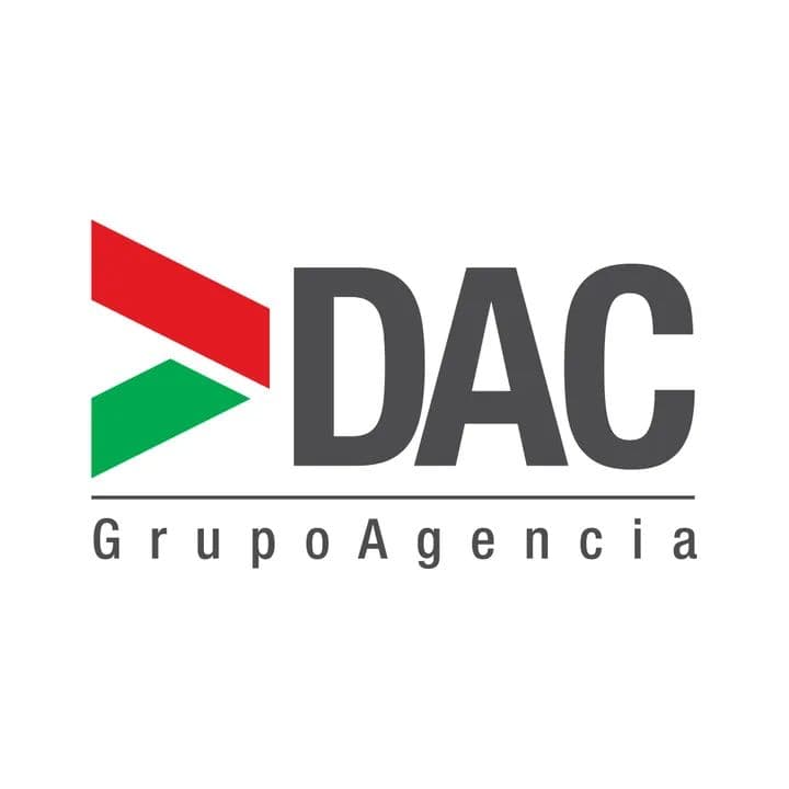 Logotipo de DAC Grupo Agencia con símbolo de flecha roja y verde y letras grises.