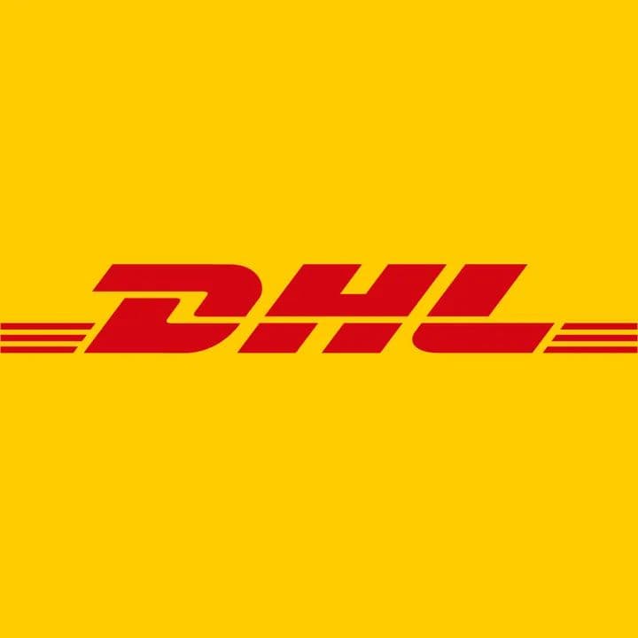 Logotipo de DHL en letras rojas con líneas horizontales sobre un fondo amarillo vibrante.