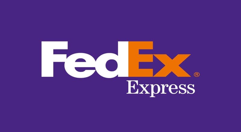 Logotipo de FedEx Express con letras blancas y naranjas sobre un fondo morado intenso.